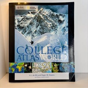 WORLD ATLAS paperback reference BOOK